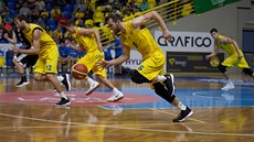 Opavtí basketbalisté vyráejí do rychlého protiútoku.