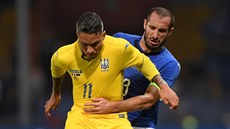 Marlos ve �lutém ukrajinském dresu. Rukou se ho pokou�í zastavit Giorgio...