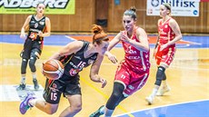 Andrea Klaudová (vlevo) z Hradce Králové úto�í kolem Michaely Vondrá�kové ze...