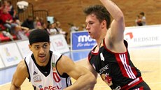 Kendall Smith (v bílém) z Nymburka úto�í kolem Marka Welsche ze Svitav.