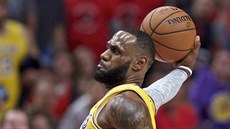 LeBron James smečuje při svém soutšžním debutu za LA Lakers do koše Portlandu.