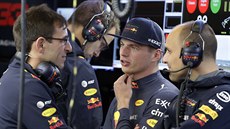 Max Verstappen debatuje s techniky ze stáje Red Bull.