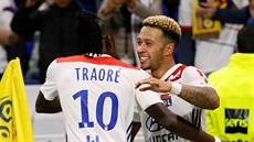 Memphis Depay (vpravo) a Bertrand Traoré slaví gól Lyonu.