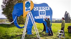Slon u silnice do Trutnova se stal oblíbeným místem pro vzkazy. Pvodní pouta na zoo il v posledních letech vlastním ivotem.