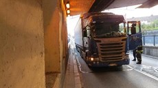 Kamion v podjezdu v hradeckých Kuklenách strhl trolejové vedení (17.10.2018).