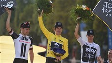 Britský cyklista Geraint Thomas (uprostřed) s trofejí pro vítěze slavné Tour de...