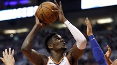 Deandre Ayton z Phoenixu míí na ko v utkání proti Dallasu.