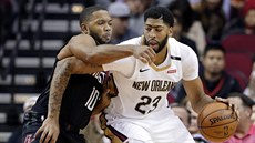 Anthony Davis z New Orleans u míe, brání ho Eric Gordon z Houstonu.