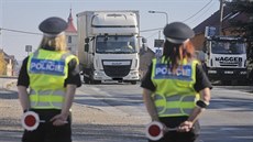 Policistky kontrolují kamiony v Mýt na Rokycansku, kde je zakázaná tranzitní...