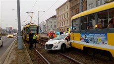 Pi dopravní nehod v Plzni se zranil idi osobního vozidla. Ten pi...