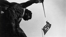 Smrt nacismu! Potupná vlajka německých okupantů na Pražském hradě, symbolu...