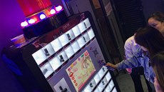 Dámskou �ást osazenstva herny zaujal herní automat na rt�nky Dior. Jak p�esn�...
