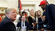 Donald Trump, Jared Kushner a Kanye West v Oválné pracovn� Bílého domu...
