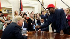 Donald Trump a Kanye West v Oválné pracovn Bílého domu (Washington, 11. íjna...
