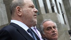 Filmový producent Harvey Weinstein ped budovou soudu v New Yorku spolu se svým...