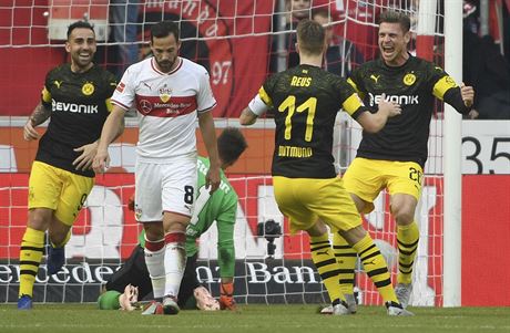 Fotbalisté Borussie Dortmund slaví gól do sít Stuttgartu.