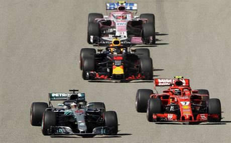 Lewis Hamilton z Mercedesu jede na prvnm mst po startu Velk ceny USA.