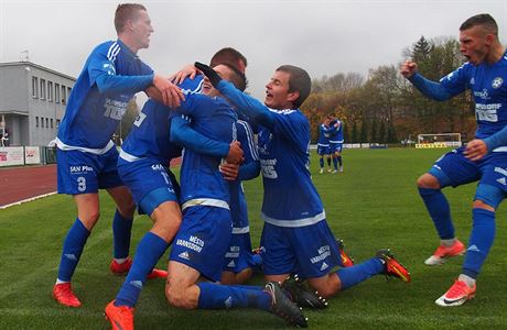 Varnsdorftí fotbalisté slaví gól v zápase proti Ústí nad Labem.
