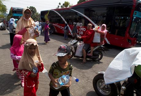 Indonésané, kteí odevzdají prázdnou pet lahev, se  zdarma svezou autobusem.