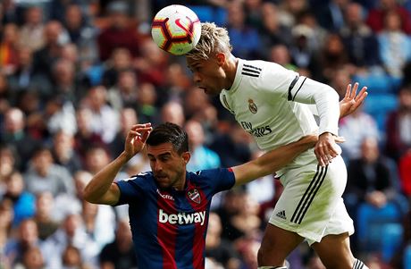 Mariano, útoník Realu Madrid, hlavikuje v utkání proti Levante.