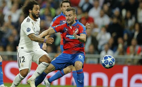 Marcelo z Realu Madrid (vlevo) bojuje s plzeským obráncem Radimem ezníkem v...