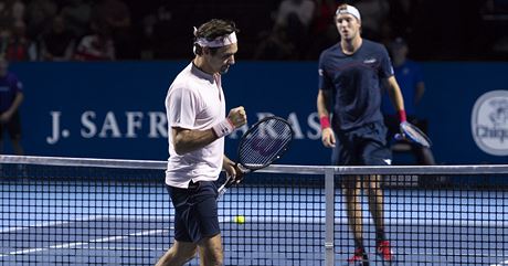 Roger Federer se raduje z úspného míku v duelu s Janem-Lennardem Struffem.