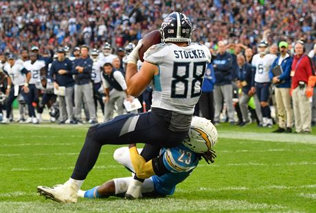 Luke Stocker (88) z Tennessee Titans si proti Los Angeles Chargers práv...