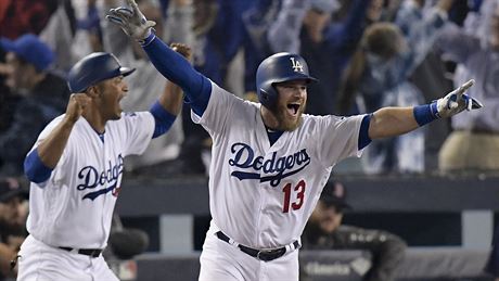 Max Muncy z Los Angeles Dodgers slaví vítzný homerun v nastavení proti Bostonu