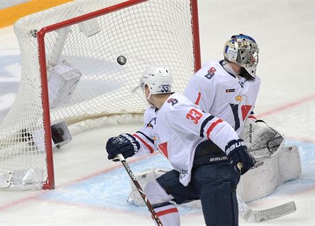 Branká Slovanu Bratislava Marek iliak inkasuje gól v utkání s CSKA Moskva.