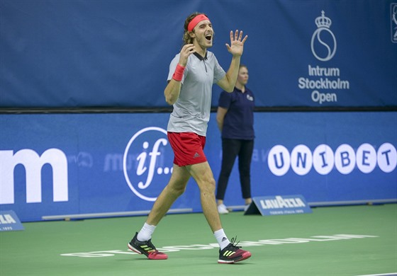 Stefanos Tsitsipas oslavuje triumf na turnaji ve Stockholmu.