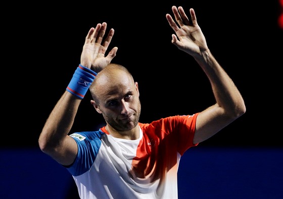 Marius Copil zdraví diváky po semifinálové výhe na turnaji v Basileji.