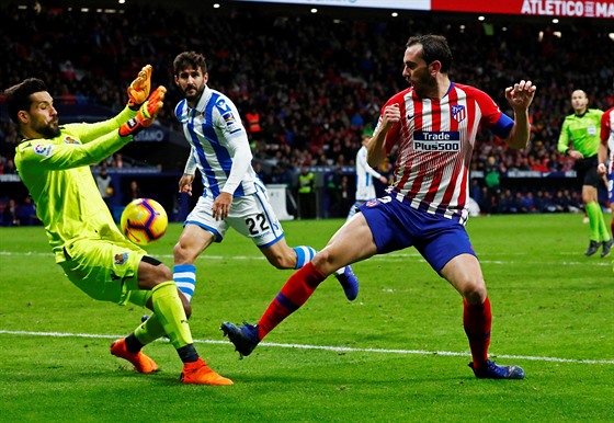 Diego Godín (vpravo) z Atlétika Madrid ohrouje branku San Sebastianu.