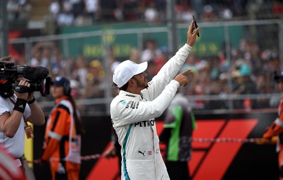 Lewis Hamilton z Mercedesu oslavuje zisk pátého titulu svtového ampiona.