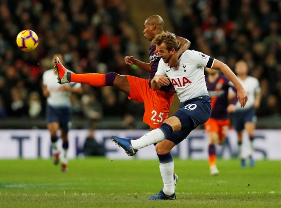 Fernandinho z Manchesteru City hodn drazn brání Harryho Kanea z Tottenhamu.