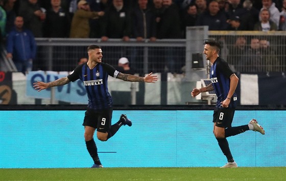 Mauro Icardi (vlevo) z Interu se raduje ze svého gólu do sít Lazia, slavit mu...