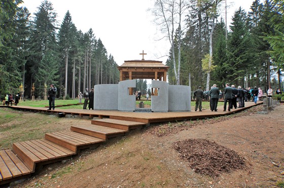 Nově vybudované pietní místo na vojenském pohřebišti z 1. světové války v...