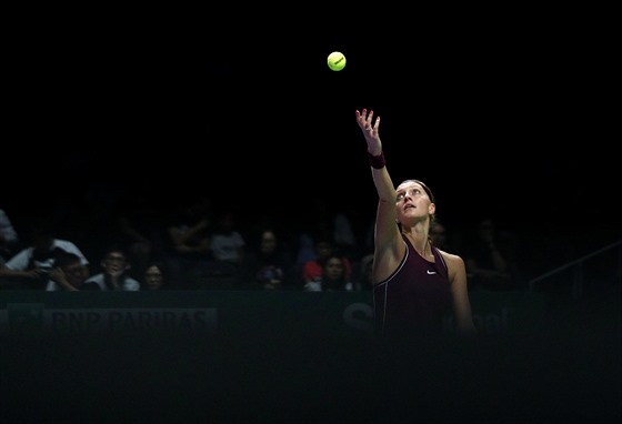 Tenistka Petra Kvitová podává bhem prvního duelu na Turnaji mistry.