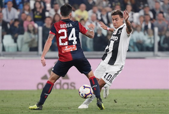 Paulo Dybala z Juventusu (vpravo) a Daniel Bessa z Janova v souboji o mí.