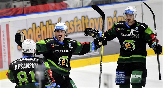 Hokejisté Karlových Var se radují z gólu v utkání proti Pardubicím.