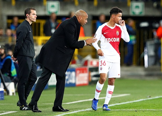 Nový monacký trenér Thierry Henry předává pokyny Sofianu Diopovi v průběhu...