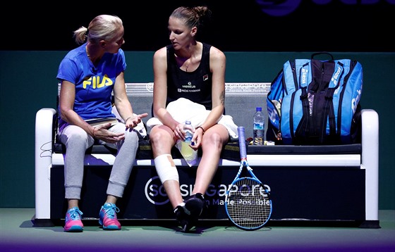 RENNAE RADÍ. eská tenistka Karolína Plíková (vpravo) pijímá rady od od své...