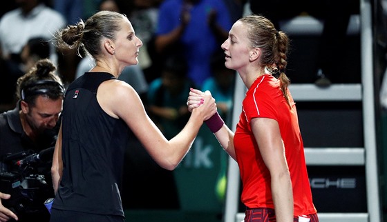 GRATULACE. Česká tenistka Petra Kvitová (vpravo) gratuluje Karolíně Plíškové k...