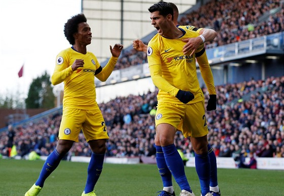 Fotbalisté Chelsea se radují z gólu do sít Burnley.