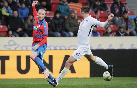 Michael Krmeník z Plzn (vlevo) a Jií Krejí ze Slovácka v prvoligovém utkání