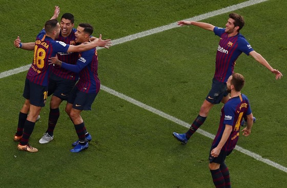 Fotbalisté Barcelony slaví branku do sít Realu Madrid.