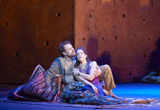 Brandon Jovanovich jako Aeneas a Joyce DiDonato jako Dido v Berliozových...