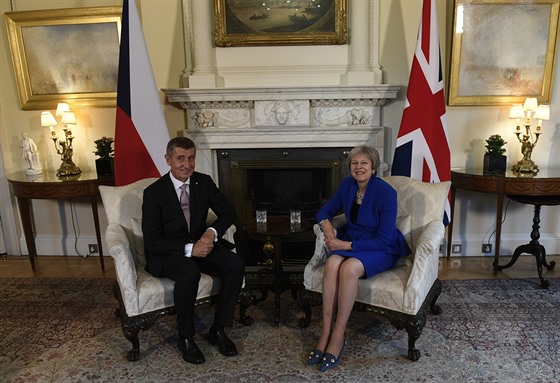 Premiér Andrej Babi se 24. íjna 2018 v Londýn setkal s britskou premiérkou...