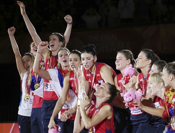 Srbské volejbalistky oslavují triumf na mistrovství svta.