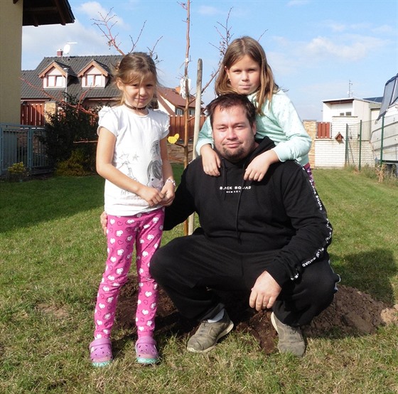 Jakub Jánský s dcerami, které ho inspirovaly.