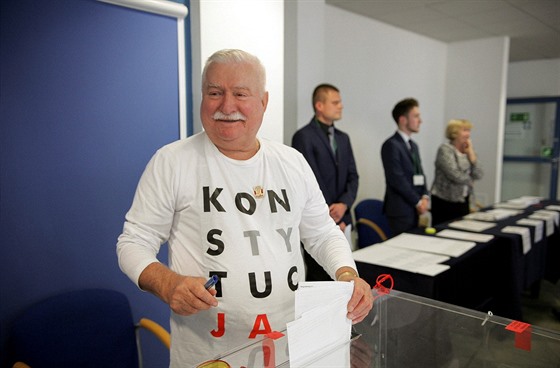 Polský exprezident Lech Walesa odvolil v triku s nápisem ústava. (21. íjna...